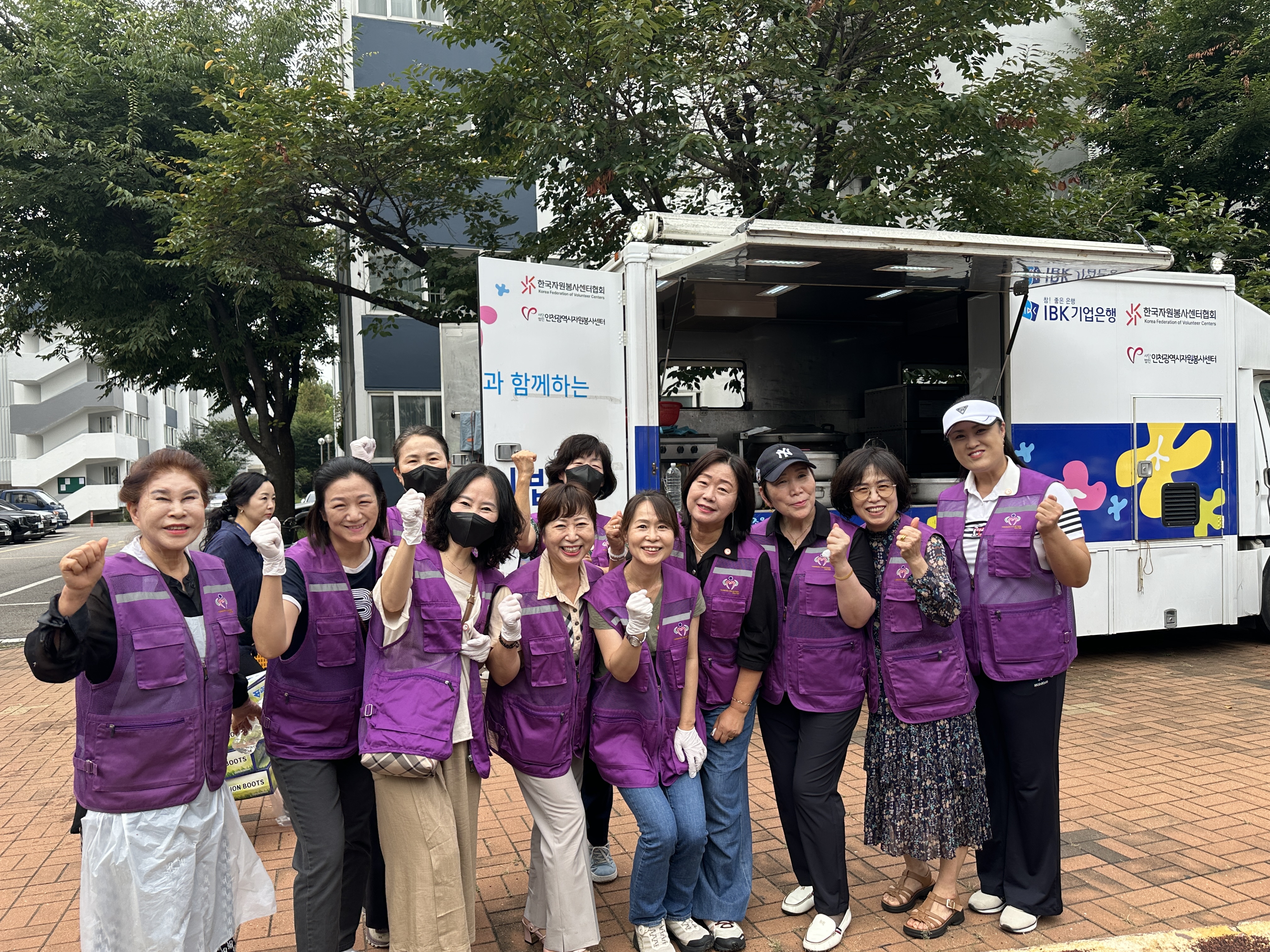 연수구 연수여성대학 수료생 10여 명은 지난 9일 연수구자원봉사센터 사랑의 밥차 봉사활동에 참여해 지역사회 나눔을 실천했다